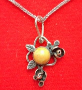 Vintage PRL srebrny wisiorek ręcznie robiony na łańcuszku róże bursztyn  29