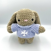 Pluszak króliczek w sweterku na szydełku