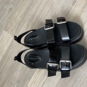 Sandały na platformie z klamrami 