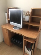 Biurko z wysuwana podstawka na klawiaturę