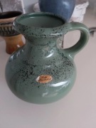 Zielony nakrapiany na brązowo dzbanek, wazon.