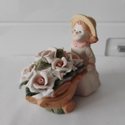Figurka ceramiczna „Ogrodniczka z różami”