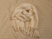 Duży i ciepły  biały szal 