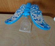 Motyl antygrawitacyjny balansujący na piramidzie 