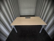 Biurko Kinnarps, 160x80, regulacja wysokosci, kolor brzoza, przepust