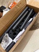 Wieszak ścienny na ubrania OROPY – metalowy industrialny drążek, czarny