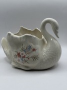 Ceramiczna doniczka w kształcie łabędzia marki St. Michael
