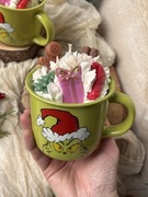 ŚWIECA SOJOWA „GRINCHOWA MAGIA ŚWIĄT” W KUBKU GRINCH 330