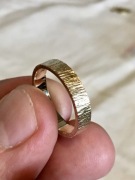 Złota obrączka - artystyczna