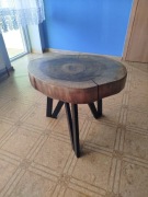 Stolik kawowy z plastra orzecha 