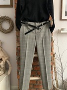 Paryski klasyk: cygaretki w kratę szare kant slim pęknięcia na dole.