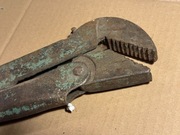 Masywny stary klucz hydrauliczny do rur – żabka, stalowy, nieczyszczony