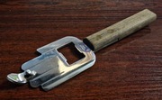 Stalowy otwieracz do butelek i puszek z drewnianym uchwytem