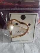 Pozłacana broszka serce