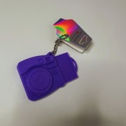 Breloczek aparat z wysuwanym zdjęciem – fioletowy