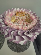 Bukiet z róż mydlanych i Rafello w kolorze lilowo- białym