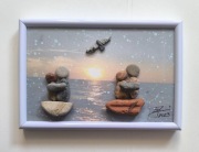 Zakochani, miłość, zachód słońca, obrazek z kamyków znalezionych na plaży.