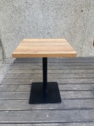 Stolik z metalowa podstawa 60x60