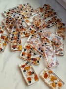 Domino z żywicy z bursztynem+woreczek na prezent 
