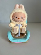 Mini fotelik samochodowy dla Labubu – grejpfrutowy kolor