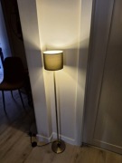 Lampa stojąca metalowa.