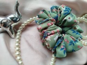 Gumka scrunchies łąka na zielonym tle 