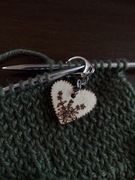 Otwarty znacznik dziewiarski z drewnianą monetką 