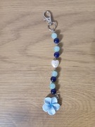 Brelok z niebieskim kwiatkiem – uroczy dodatek do kluczy i torby