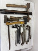 Klucze, młotki (w komplecie 2 klucze do kabiny Renault Premium)