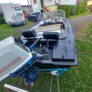 Łódka z silnikiem i przyczepę 