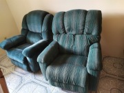 2 zielone fotele wypoczynkowe