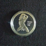 Moneta kolekcjonerska naga kobieta