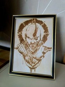 Obraz Kratos – grawer laserowy na sklejce drewnianej w ramie