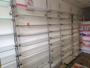 Regały, półki szklane.