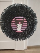 Piniata kuromi na fioletowym tle 