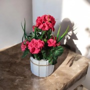 Pelargonia w donicy drewnianej kwiaty sztuczne 