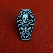 pin metalowy przypinka Memento Mori