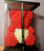 Miś z róż 40cm czerwony z białym sercem w eleganckim pudełku 