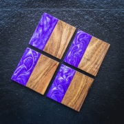 Fioletowe podkładki podstawki drewniane z żywicą
