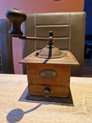 Stary zabytkowy młynek do kawy 