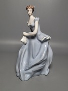 Figurka damy z chusteczką w błekitnej sukni firmy Royal Dux 
