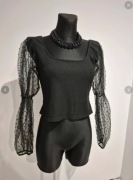 Bluzka crop top z bufkami rękawami z siateczki w kropki