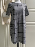 Stylowa sukienka w pepitkę elegancka pudełkowa na spotkanie wyjście