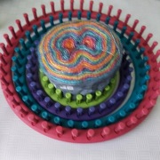 Krosna dziewiarskie do czapek, zestaw  - 4 obręcze i włóczka