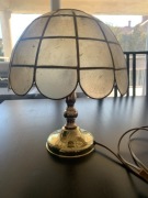 Lampka stołową mosiężną z kloszem witrażowym z masy perłowej