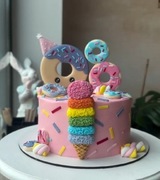 Figurki z masy cukrowej. Słodkie pączki. Dekoracje na tort