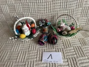 Uroczy zestaw wielkanocny: koszyczki z barankami, malowane pisanki I stroik