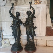 Dwie duże figuralne, sygnowane podstawy do naftowych z gniazdem drykierki