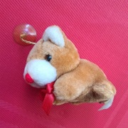 Maskotka piesek z przyssawką na szybę do zawieszenia Sandy