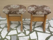 stare dwa taborety drewniane para taboretów z obiciem tapicerką